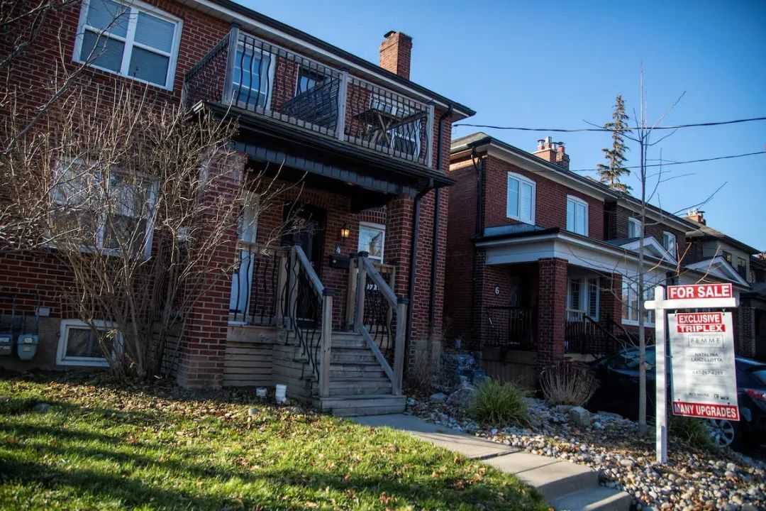 Canadian Economy Faces Double Pressure: April PMI Below Boom - Bust Line, Soft Housing Market and Tariff Shock